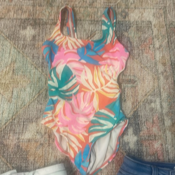 Girls Cat & Jack Cutout Swimsuit and 2 Shorts Lot (Small 6/6x) - Picture 4 of 7